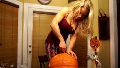 MeetMadden.19.10.30.Pumpkin.Carving.XXX.1080p.MP4-LEWD